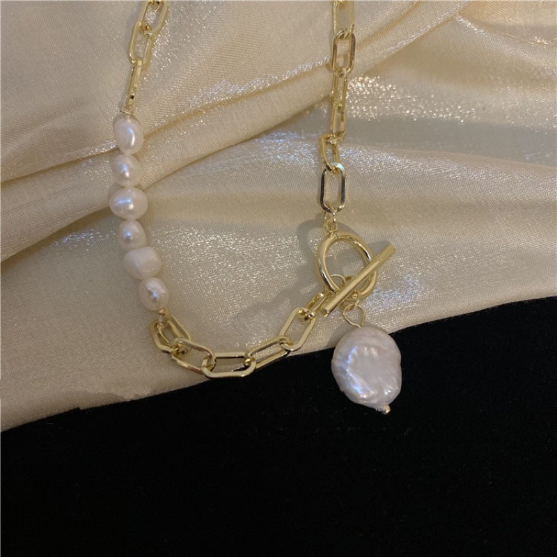 Elegant Asymmetric Pearl Necklace Unique and Modern Design with Classic Pearls Perfect for Adding a Stylish Touch to Any Outfit