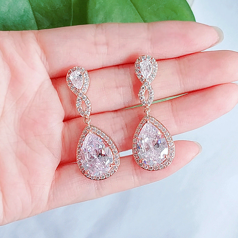 Elegant Drop-shaped Earrings – A Timeless Statement of Grace and Sophistication