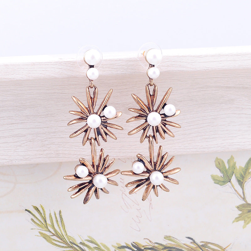 Pearl Flower Stud Earrings, Beautifully Crafted with Soft, Lustrous Pearls and a Charming Flower Design for an Elegant Appeal