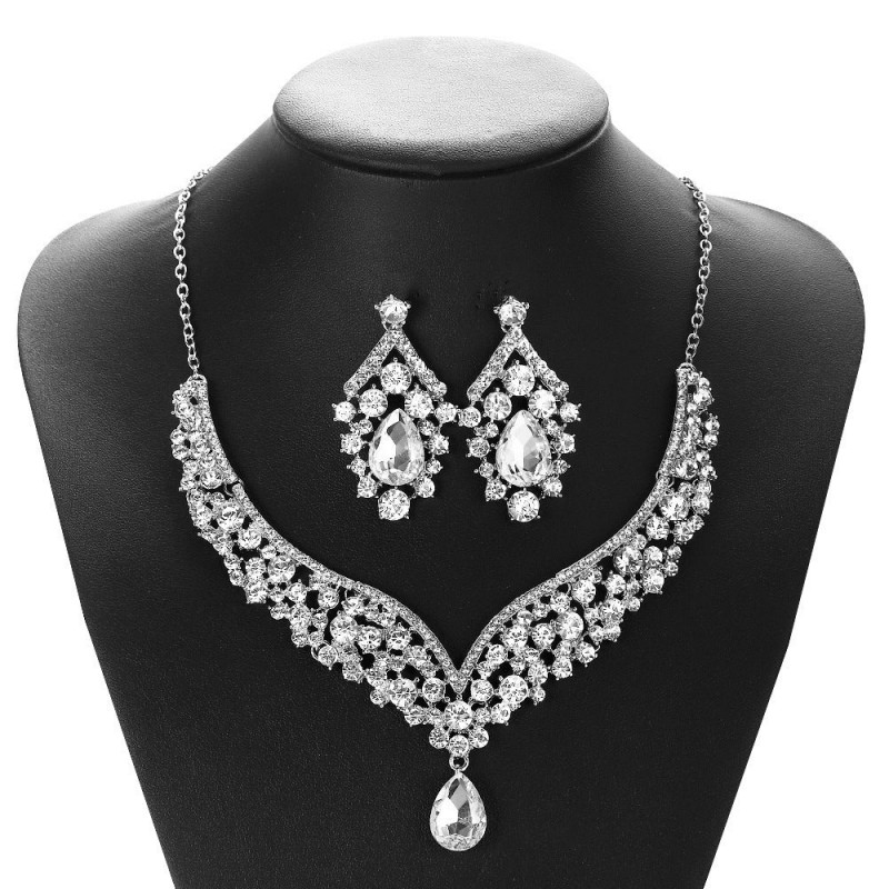 Gleam Charm Earrings and Necklace Set, Radiant Design with Sparkling Crystals for a Timeless and Elegant