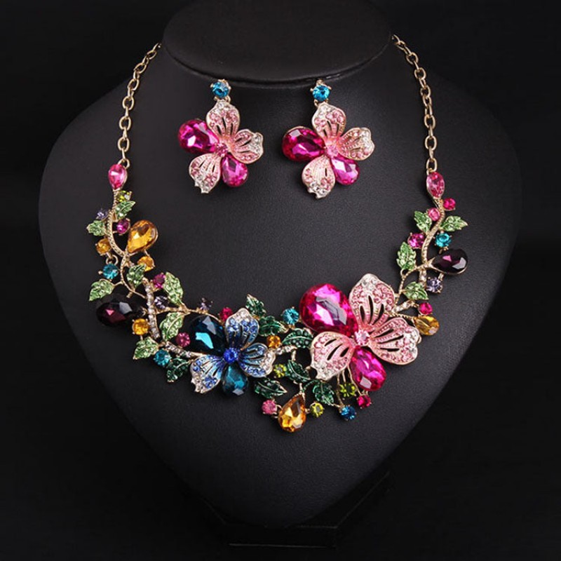 Flower Crystal Necklace, Elegant Floral Design with Dazzling Crystals for a Timeless and Graceful Touch of Luxury