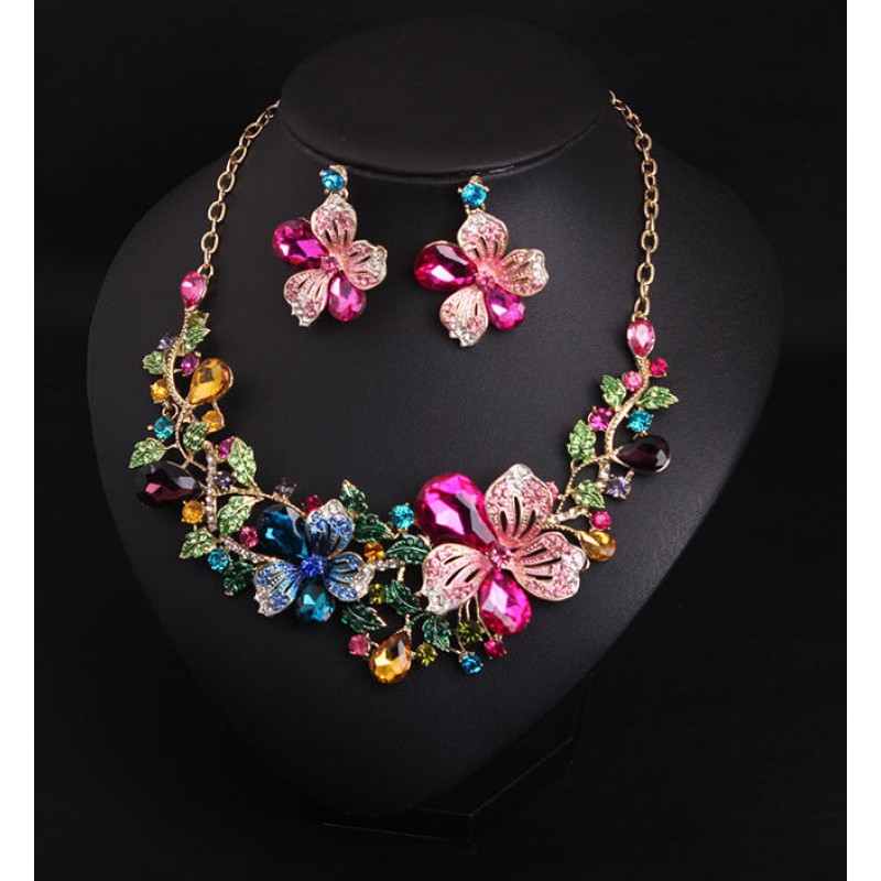 Flower Crystal Necklace, Elegant Floral Design with Dazzling Crystals for a Timeless and Graceful Touch of Luxury