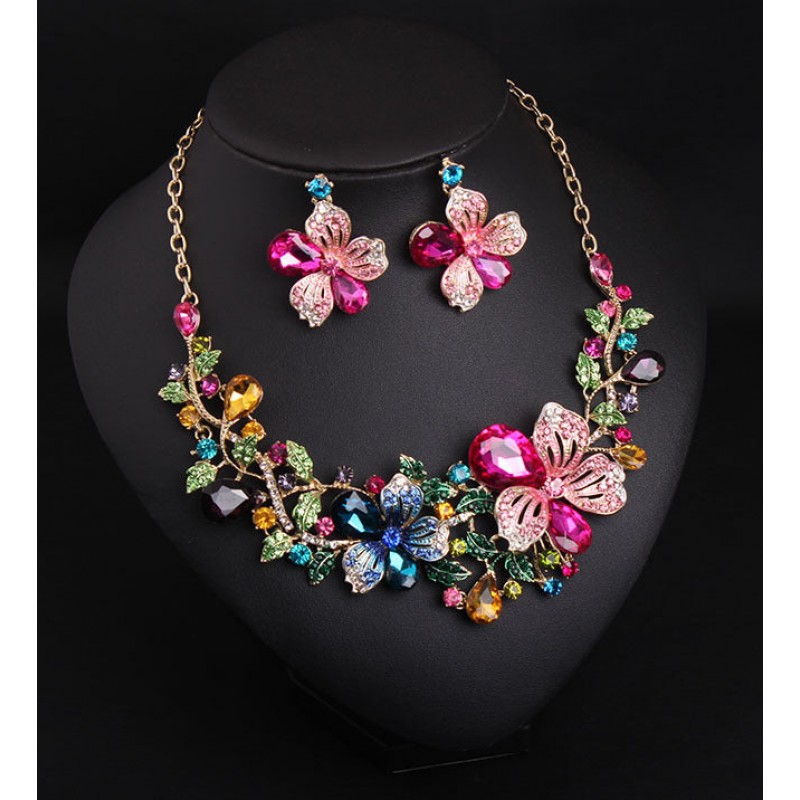 Flower Crystal Necklace, Elegant Floral Design with Dazzling Crystals for a Timeless and Graceful Touch of Luxury