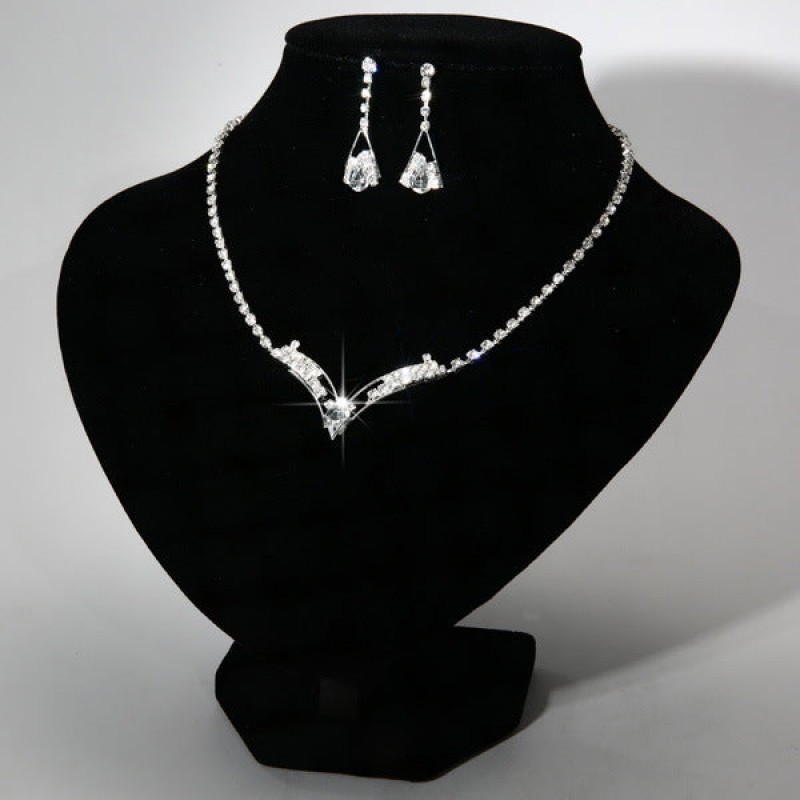 Fashion Korean Jewelry Set, Stylish Earrings and Necklace with Delicate Detailing for a Sophisticated, Modern Appeal