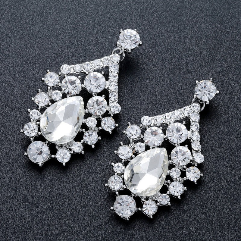 Gleam Charm Earrings and Necklace Set, Radiant Design with Sparkling Crystals for a Timeless and Elegant