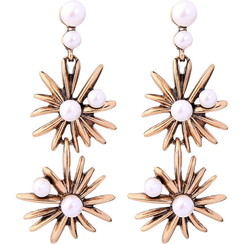 Pearl Flower Stud Earrings, Beautifully Crafted with Soft, Lustrous Pearls and a Charming Flower Design for an Elegant Appeal