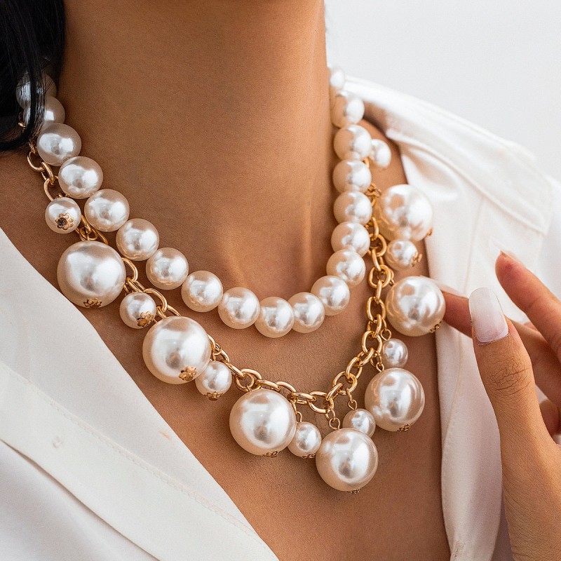 Elegant Jewelry Featuring Delicate Stringed Pearls for a Timeless, Sophisticated Look That Adds Grace and Luxury to Any Outfit