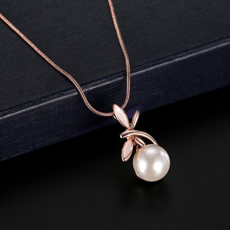 Fashionable Pearl, Trendy and Versatile Pearl Accessory for a Refined, Fashion-Forward Statement