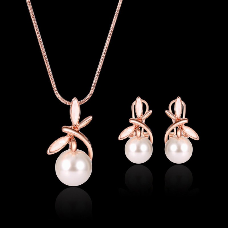 Fashionable Pearl, Trendy and Versatile Pearl Accessory for a Refined, Fashion-Forward Statement