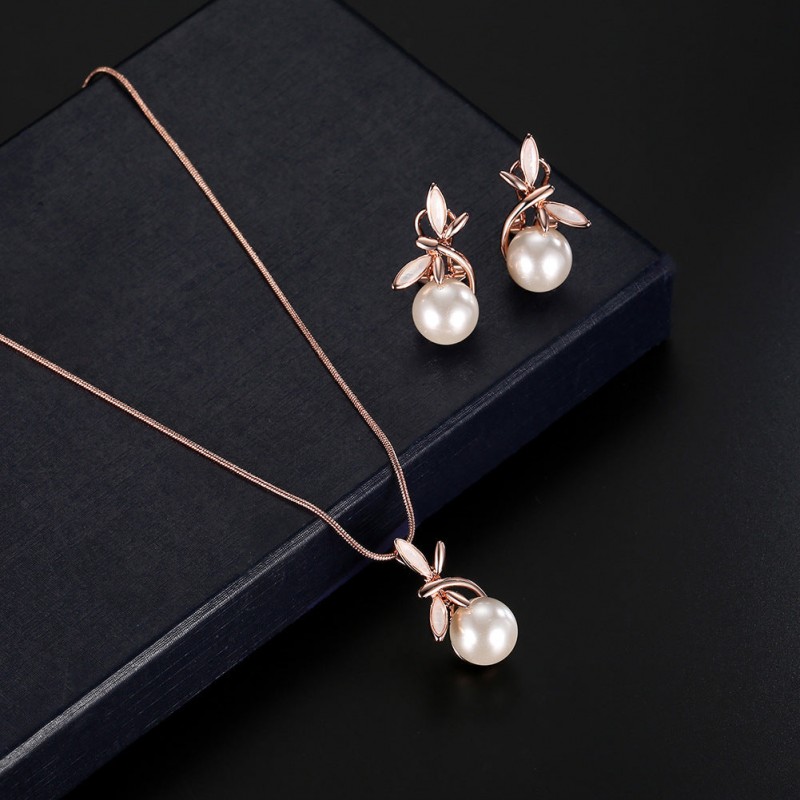 Fashionable Pearl, Trendy and Versatile Pearl Accessory for a Refined, Fashion-Forward Statement