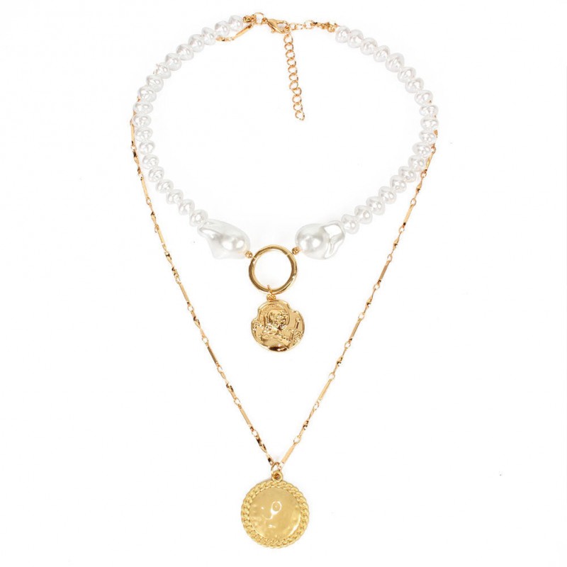 Gold Queen Necklace for Women, Luxurious Gold Design with Timeless Elegance for a Sophisticated 