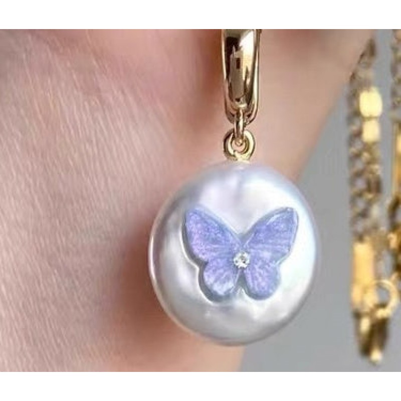 Fantasy Purple Butterfly Pendant, Captivating Design with Brilliant Purple Gemstones and Fine Detailing for a Magical and Refined Look