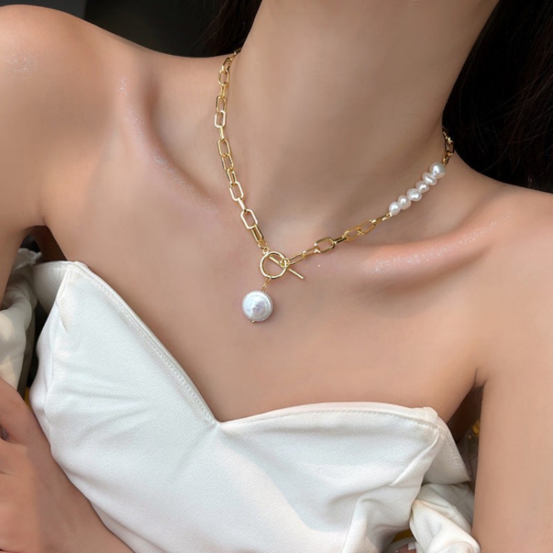 Elegant Asymmetric Pearl Necklace Unique and Modern Design with Classic Pearls Perfect for Adding a Stylish Touch to Any Outfit