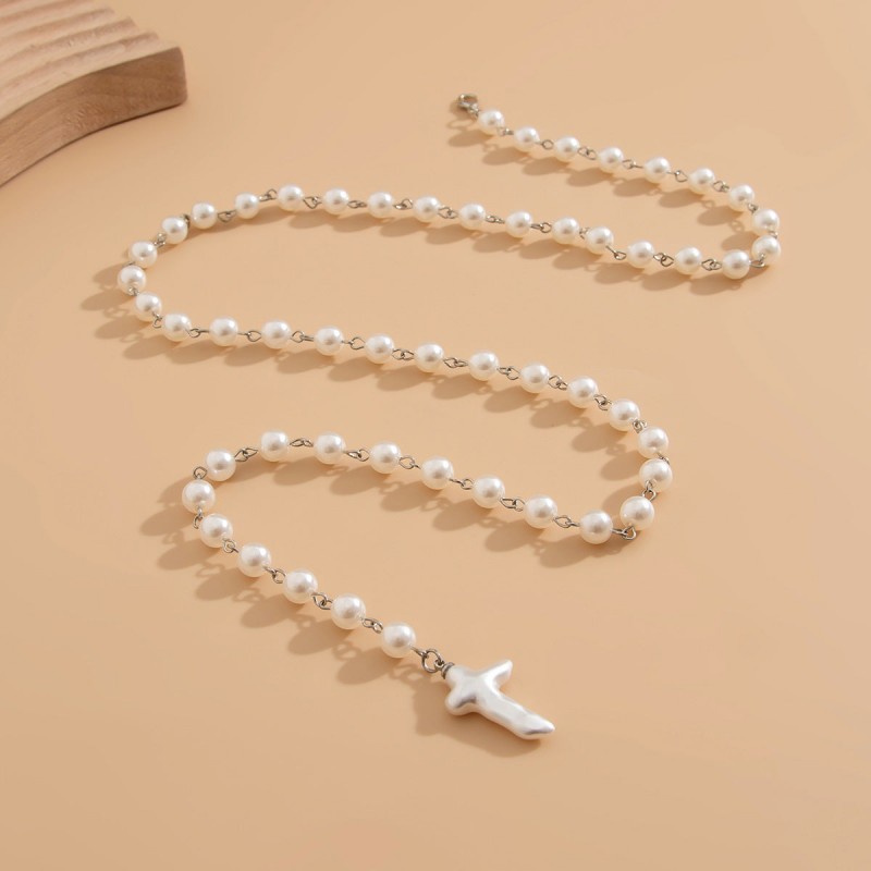 Elegant and Sophisticated Jewelry Featuring Delicate Pearls in a Y-Shape Design