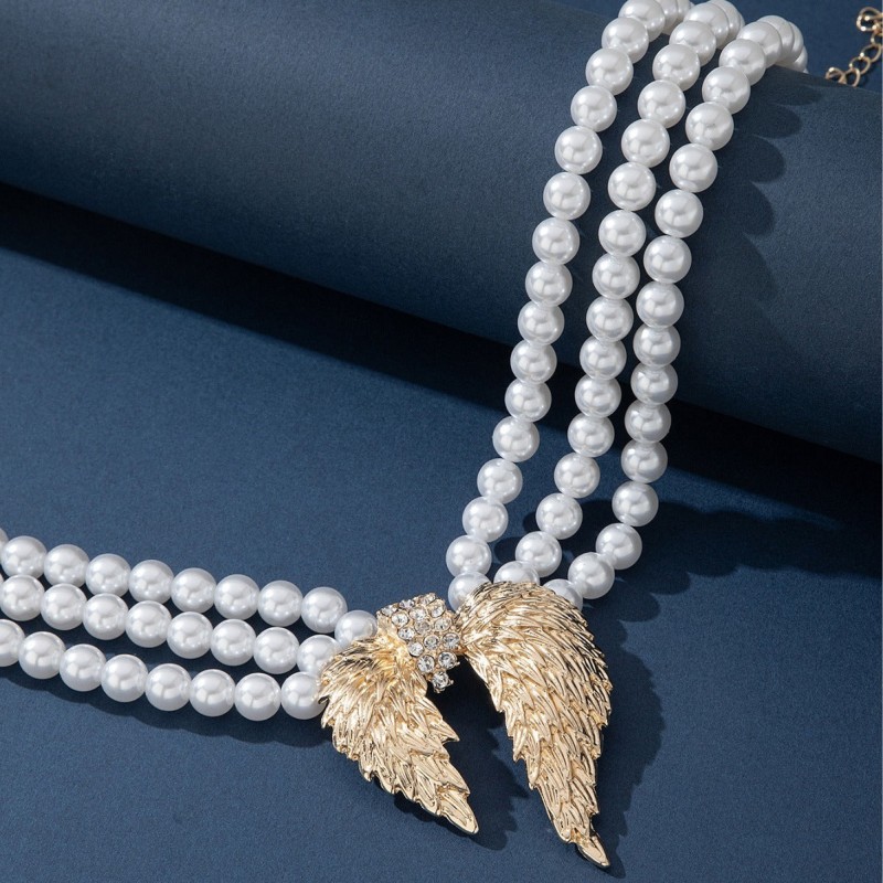 Elegant Vintage-Inspired Jewelry Featuring Classic Pearls, Perfect for Adding Timeless Sophistication and Charm to Any Look or Special Occasion