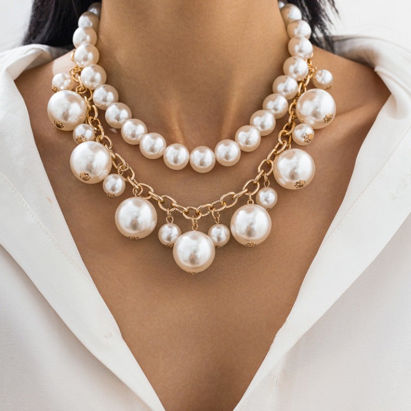 Elegant Jewelry Featuring Delicate Stringed Pearls for a Timeless, Sophisticated Look That Adds Grace and Luxury to Any Outfit