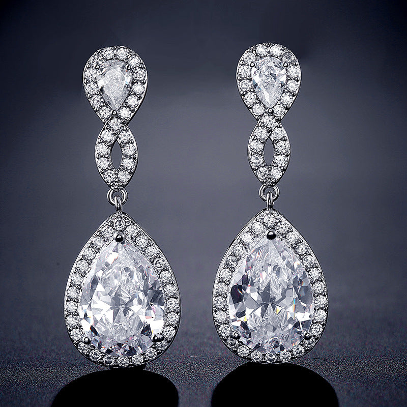 Elegant Drop-shaped Earrings – A Timeless Statement of Grace and Sophistication