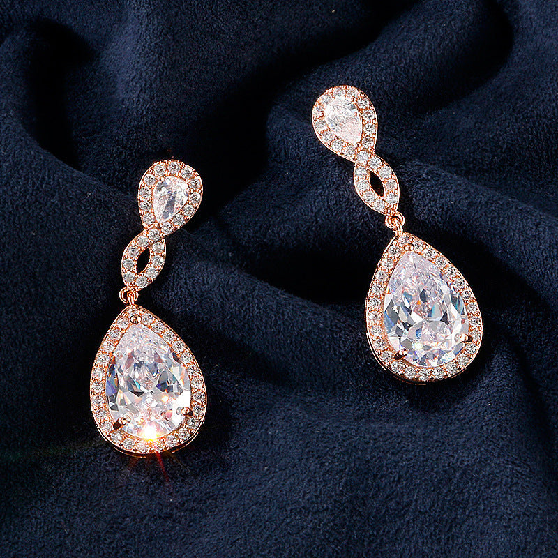 Elegant Drop-shaped Earrings – A Timeless Statement of Grace and Sophistication